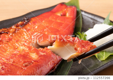 ［チリ産　養殖］サーモン　みりん漬け焼き 112557266