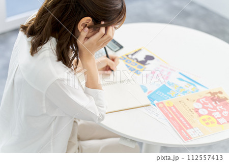 子どもの習い事に悩む女性 子どもの習い事に悩む女性 112557413