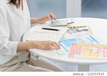 子どもの習い事に悩む女性 112557415