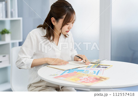 子どもの習い事に悩む女性 112557418