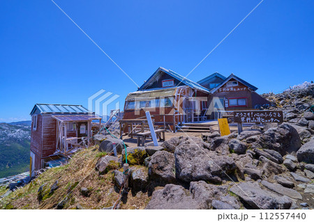 春の長野県芽野市蓼科山の山頂にある山小屋 112557440