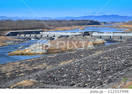 明戸白糸の滝　明戸床止め　荒川の冬景色　熊谷市　 112557496