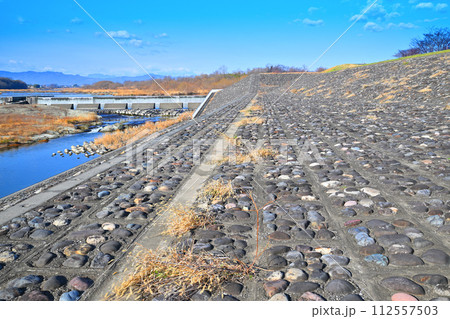 明戸白糸の滝 明戸床止め 荒川の冬景色 熊谷市 明戸白糸の滝 明戸床止め 荒川の冬景色 熊谷市 112557503