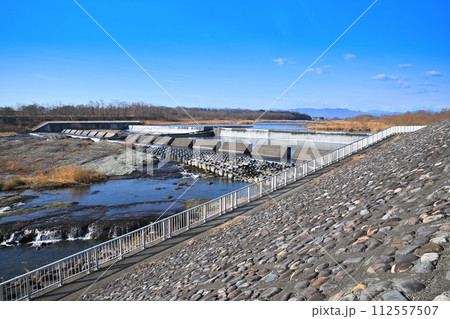 明戸白糸の滝 明戸床止め 荒川の冬景色 熊谷市 明戸白糸の滝 明戸床止め 荒川の冬景色 熊谷市 112557507