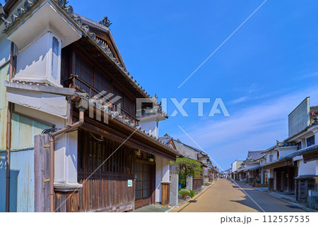 春の徳島県美馬市 脇町うだつの町並みの東側を見る 春の徳島県美馬市 脇町うだつの町並みの東側を見る 112557535
