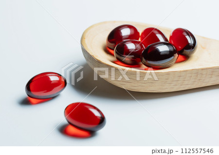 赤いサプリメント　オメガ3　白背景素材 112557546