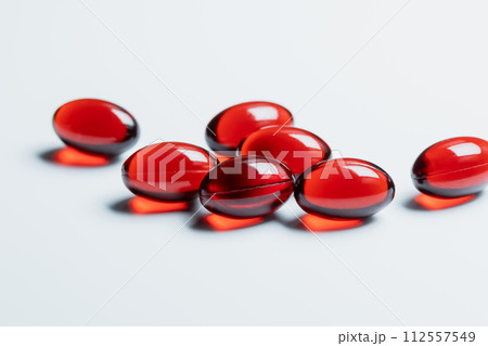 赤いサプリメント　オメガ3　白背景素材 112557549