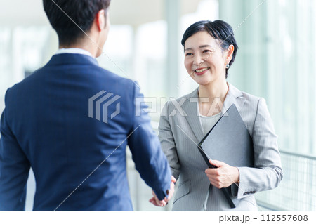 握手をするビジネスウーマン 112557608