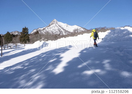 スノーシューで雪の中を歩く　大山鏡ヶ成 112558206