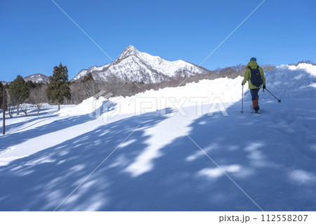 スノーシューで雪の中を歩く　大山鏡ヶ成 112558207