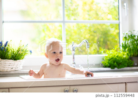 Little baby taking bath 112559448