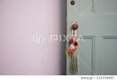 ドアに飾られた花 112559485