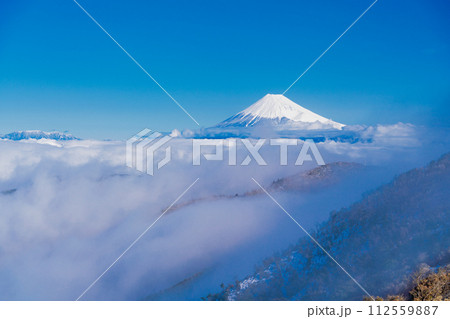 (静岡県)降雪した達磨山高原から、駿河湾大雲海の向こうに富士山 (静岡県)降雪した達磨山高原から、駿河湾大雲海の向こうに富士山 112559887