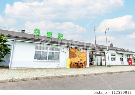 北海道根室市　JR根室本線（JR花咲線）の終点　晴天のJR根室駅 112559912