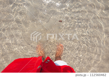 Summer travel concept Feet on the sand and waves on the beach 112560462