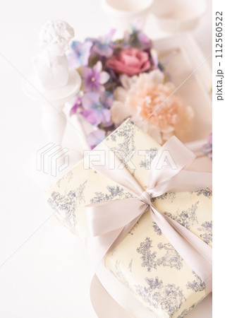 シャビーシックな贈り物 112560522