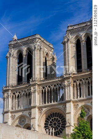 ノートルダム大聖堂正面～正面のバラ窓～(フランス-パリ) 112560629