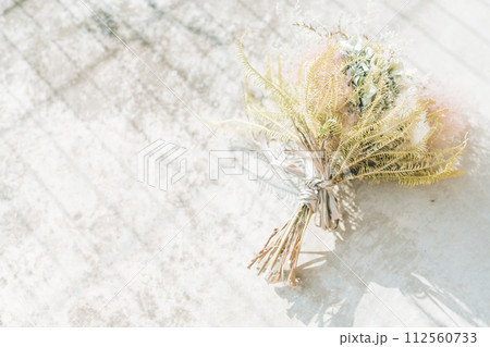グレーの背景の中にあるドライフラワー 112560733