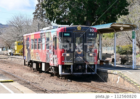 明知鉄道岩村駅に停車中の車両 112560820