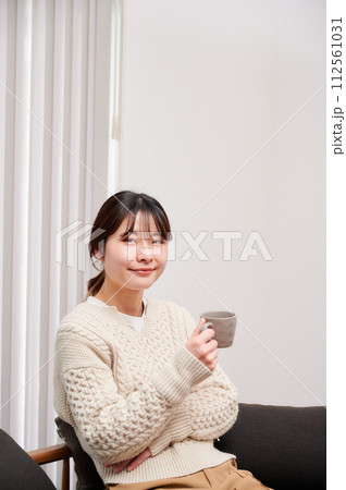 リラックスする女性 リラックスする女性 112561031