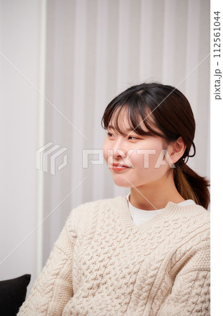 リラックスする女性 112561044