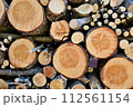 積み上げて乾燥している薪の断面 112561154