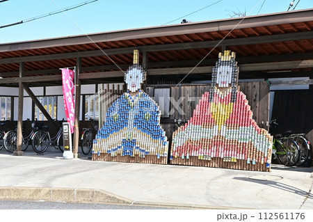 明知鉄道岩村駅前にある空き缶で作られた巨大ひな飾り 112561176