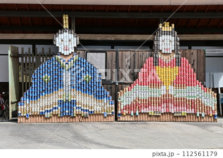 明知鉄道岩村駅前にある空き缶で作られた巨大ひな飾り 112561179