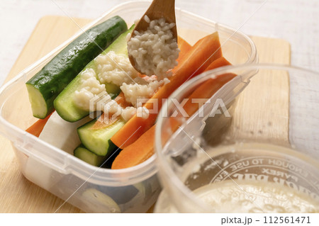塩麹で野菜の浅漬け 112561471