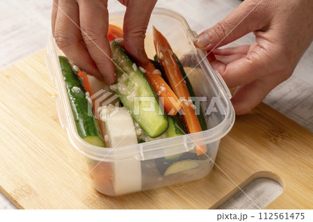 塩麹で野菜の浅漬け 112561475