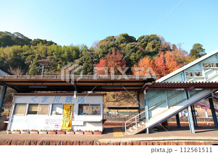 ローカル線・駅舎と跨線橋と紅葉と青空 ローカル線・駅舎と跨線橋と紅葉と青空 112561511