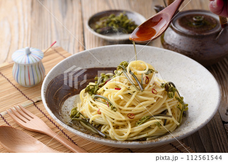 春の味覚 わらびの和風パスタ （ペペロンチーノ風） 112561544