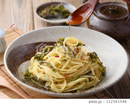 春の味覚 わらびの和風パスタ （ペペロンチーノ風） 112561546