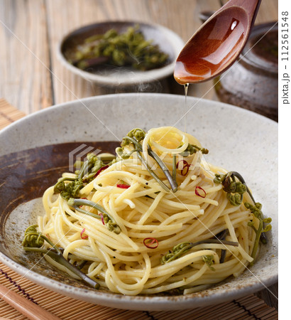 春の味覚 わらびの和風パスタ （ペペロンチーノ風） 112561548