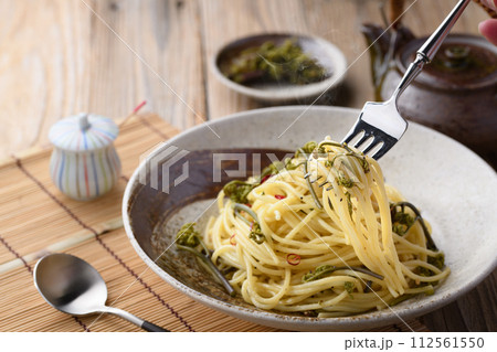 春の味覚 わらびの和風パスタ （ペペロンチーノ風） 112561550