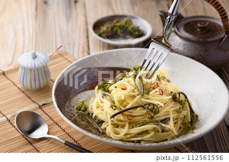 春の味覚 わらびの和風パスタ （ペペロンチーノ風） 112561556