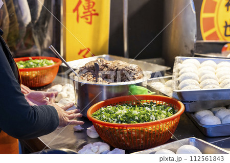 饒河街夜市の屋台 112561843