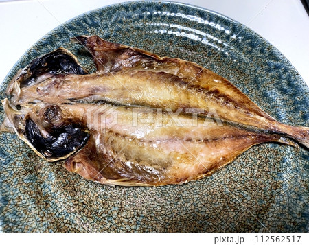 【魚介・干物】和風の丸皿に盛られたこんがり焼かれたアジの開き 【魚介・干物】和風の丸皿に盛られたこんがり焼かれたアジの開き 112562517