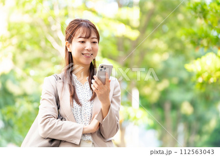ビジネス　スマホ　屋外 112563043