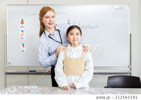 外国人講師と子ども　Foreign instructor and children	 112563191