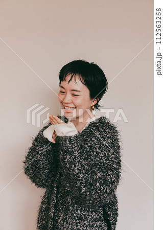 笑顔がかわいいショートカットのおしゃれな女性の白バッグポートレート 112563268