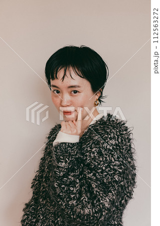笑顔がかわいいショートカットのおしゃれな女性の白バッグポートレート 112563272