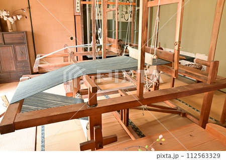 昔の機織り機 112563329