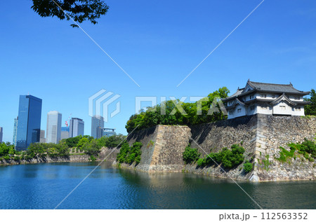 大阪城の外濠と高層ビル群 大阪城の外濠と高層ビル群 112563352