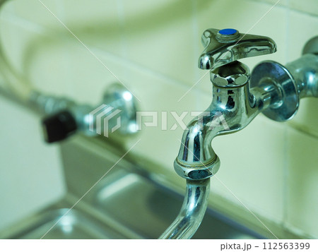 青色のカラービスがついたレトロな水道の蛇口 112563399