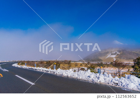 (静岡県)降雪した西伊豆スカイラインから、駿河湾雲海と富士山 (静岡県)降雪した西伊豆スカイラインから、駿河湾雲海と富士山 112563652