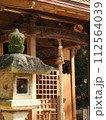 神社と灯篭のイメージ 112564039