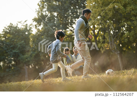 asian family enjoying outdoor activity in city park asian family enjoying outdoor activity in city park 112564207