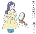 デートの準備をする女の子　おしゃれ　アクセサリーを選ぶ 112564405