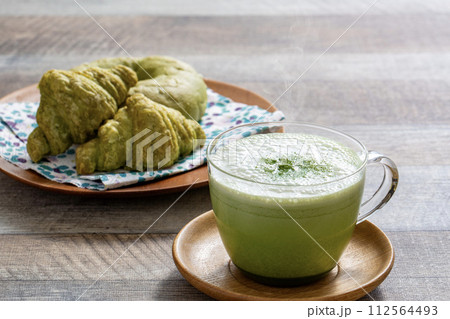 抹茶ラテ　日本の宇治抹茶から作る本物の抹茶ラテ 112564493